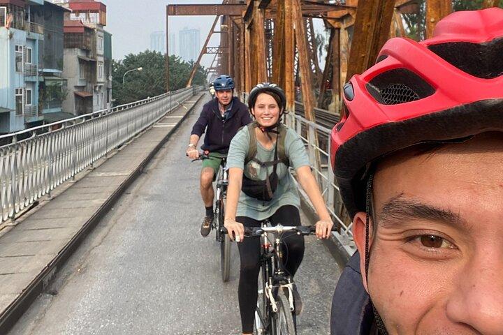 バナナ島と食べ物の試食を巡るハノイ市自転車ツアー