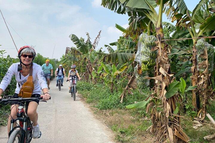 バナナ島と食べ物の試食を巡るハノイ市自転車ツアー
