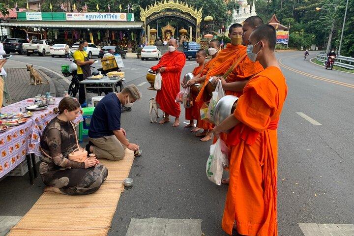 Doi Suthep et Wat Pha Lat Sunrise Tour (petit groupe uniquement)