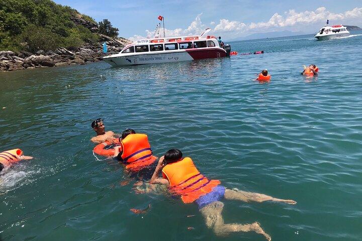 Divertenti immersioni e snorkeling per l'intera giornata da parte dei subacquei Tiger Fish