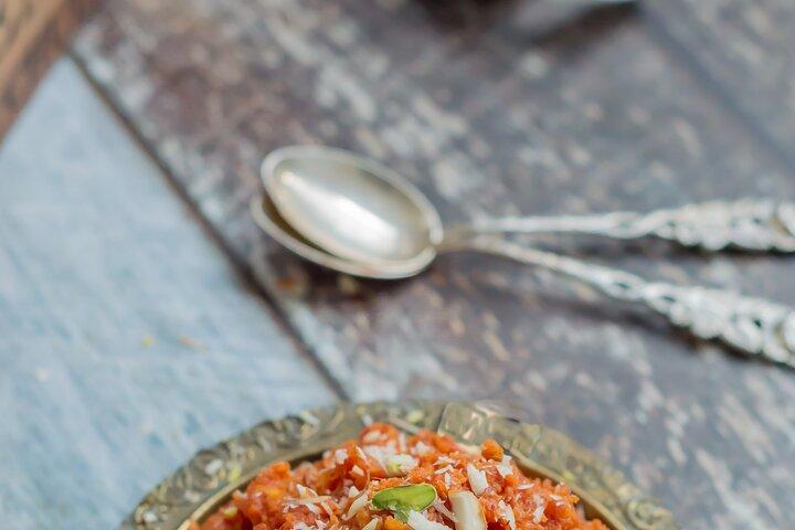地元の家族と一緒にインドの伝統的な料理教室を体験