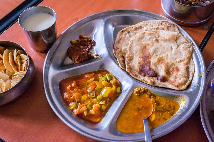 地元の家族と一緒にインドの伝統的な料理教室を体験