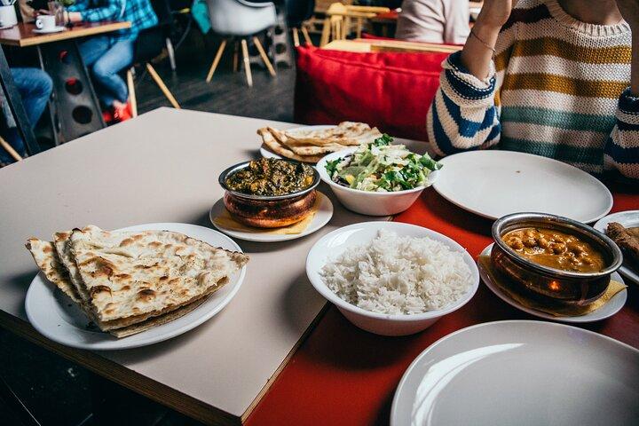 地元の家族と一緒にインドの伝統的な料理教室を体験