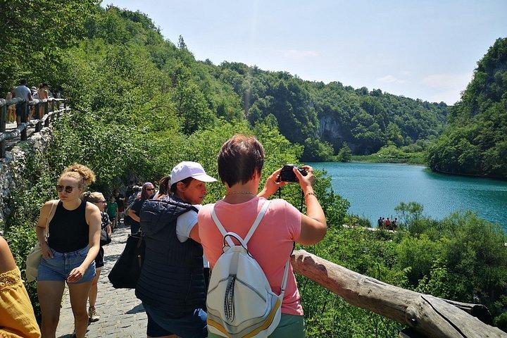 ザグレブ発プリトヴィッツェ湖群国立公園とラストケへのプライベート日帰り旅行