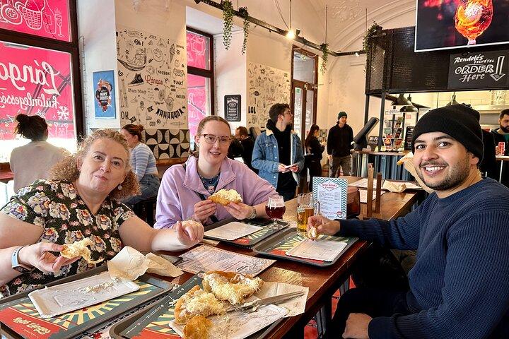 地元のスナック、デザート、ビールを楽しめるブダペストのストリートフードツアー