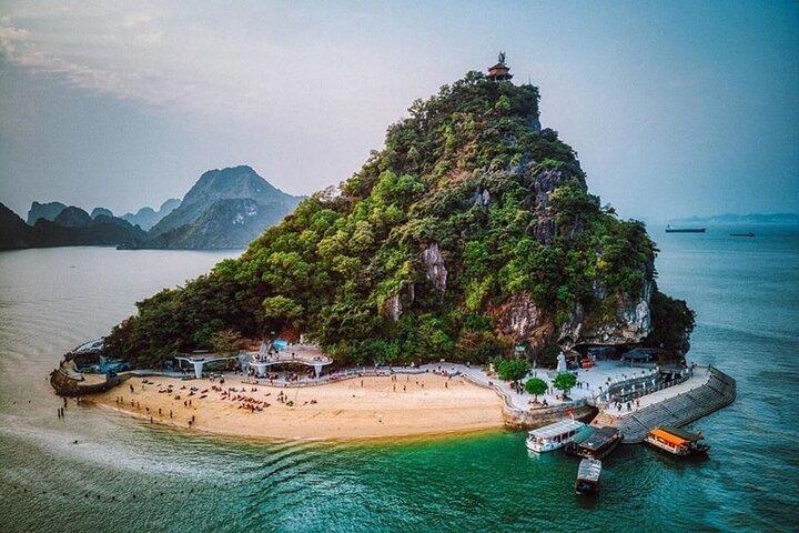 Crucero de día completo por la bahía de Halong con almuerzo, cueva, isla y playa