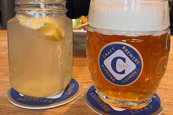 ユネスコプライベートボヘミアンクリスタル＆グラスツアー、ランチ＋地ビール
