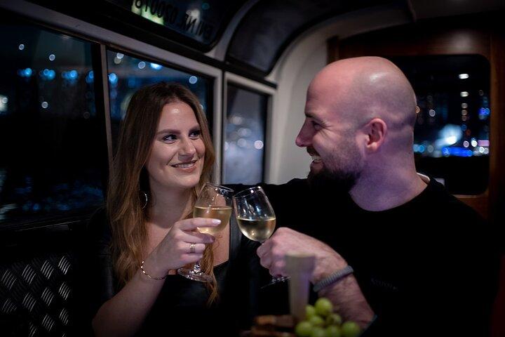 Crociera serale guidata con vino e formaggio di Amsterdam