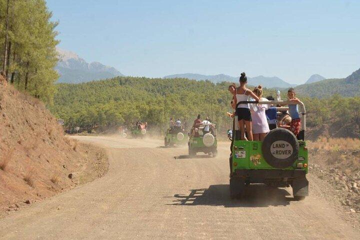 ベレキ ジープ サファリ ツアーでトーラス山脈を発見