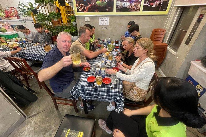 ベスパ スクーターによるサイゴン ナイト ストリート フードとクラフト ビール ツアー