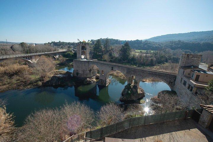 ヴィック、サンタパウ、ベサルーのプライベート 1 日ツアー