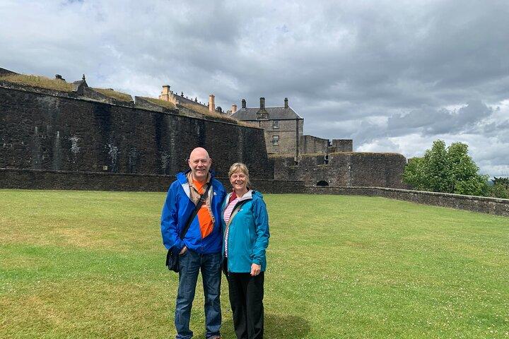 Tour privado a pie por Stirling Wee y cata de ginebra local