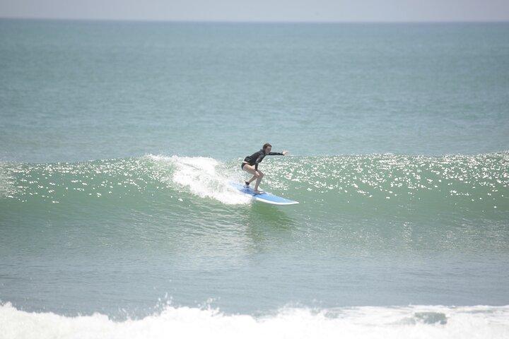 Actividad de surf con lección para principiantes e intermedios.