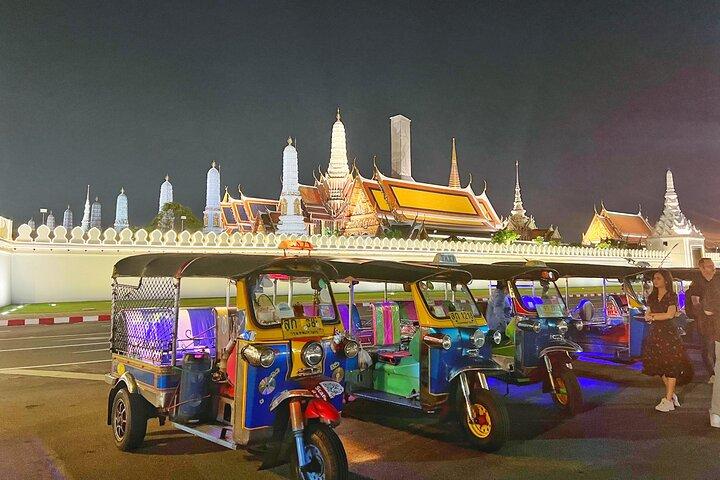 Experimente Bangkok com o típico tuk-tuk tailandês