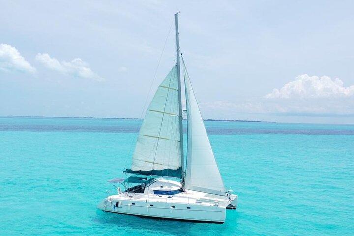 Excursion privée en catamaran à Isla Mujeres, plongée en apnée* au départ de Cancún