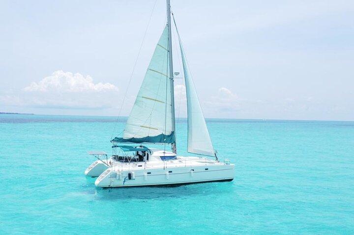 Excursion privée en catamaran à Isla Mujeres, plongée en apnée* au départ de Cancún