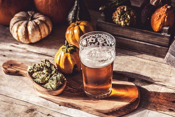 サントリーニ島 : フテロスでビールテイスティングを行う自家醸造マスタークラス