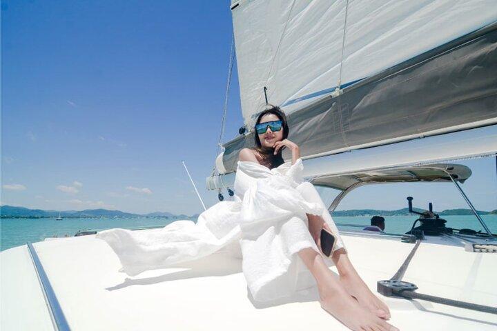Iate catamarã particular para Maiton e Coral com cruzeiro ao pôr do sol
