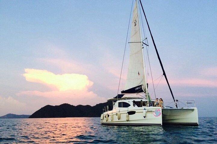 Iate catamarã particular para Maiton e Coral com cruzeiro ao pôr do sol