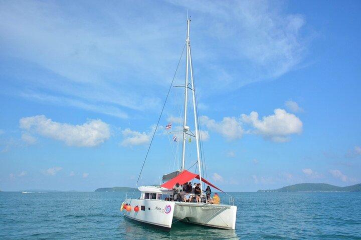 Iate catamarã particular para Maiton e Coral com cruzeiro ao pôr do sol