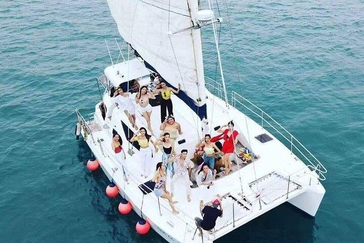 Yate en catamarán privado a las islas Racha y Coral