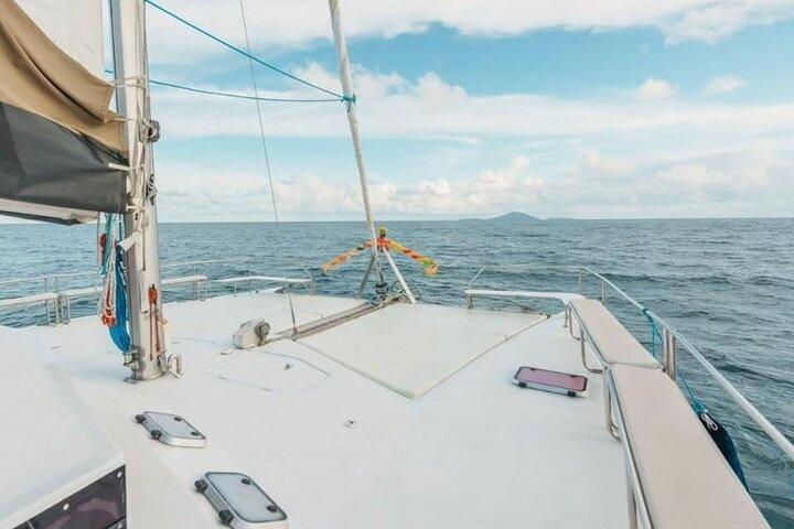 Yacht catamaran privé vers Racha et les îles de corail