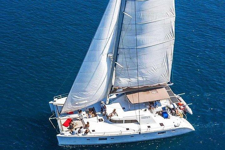 ラチャ島とコーラル島へのプライベート カタマラン ヨット