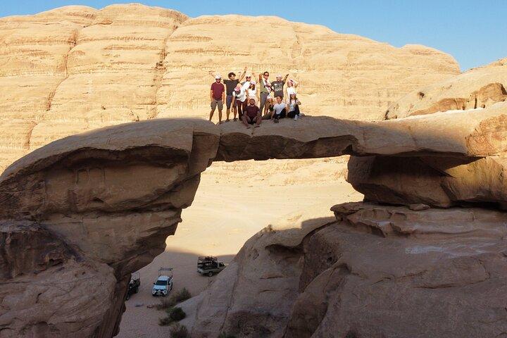 Heldags privat jeeptur i Wadi Rum
