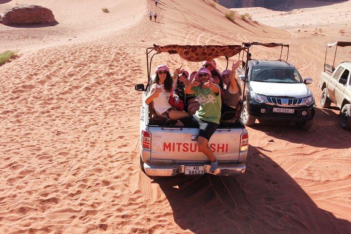 Heldags privat jeeptur i Wadi Rum