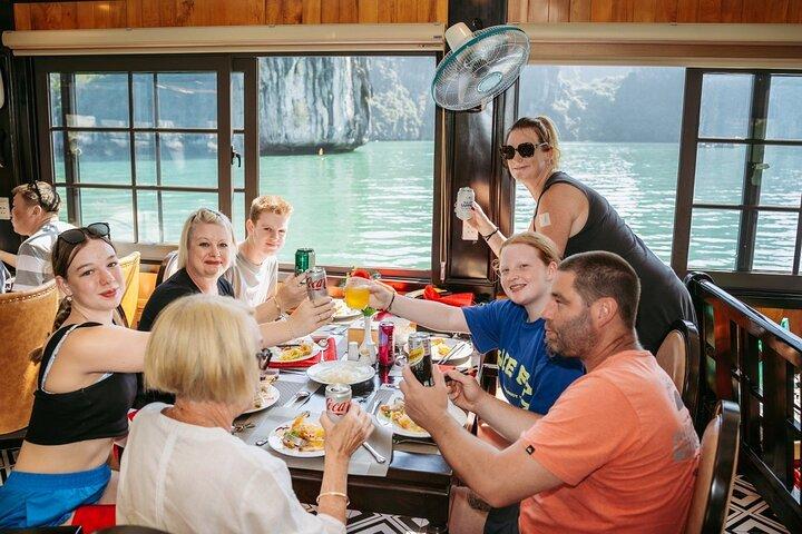 Crucero de un día de lujo por la bahía de Halong con almuerzo buffet, cueva e isla