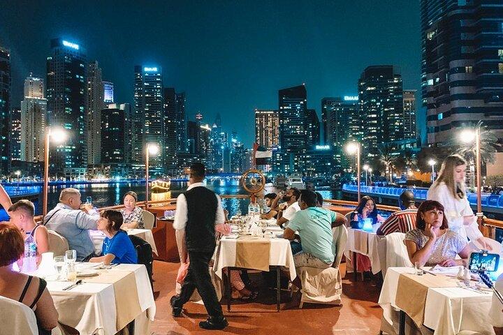 Dubai Marina Luxus Dinner Cruise mit Buffet, Live-Unterhaltung