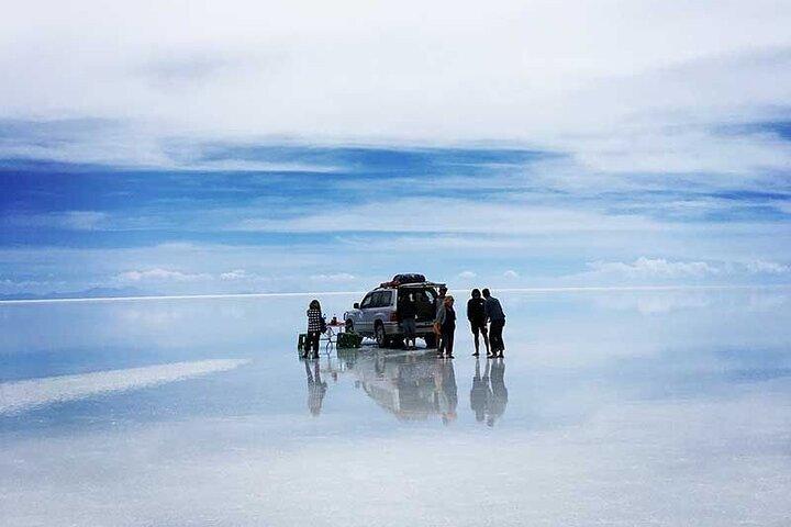 Spektakulärer Sonnenuntergang und Sternenbeobachtung in den Salzebenen von Uyuni