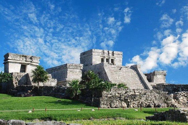 Visite privée d'une demi-journée aux temples de Tulum et au shopping du centre-ville