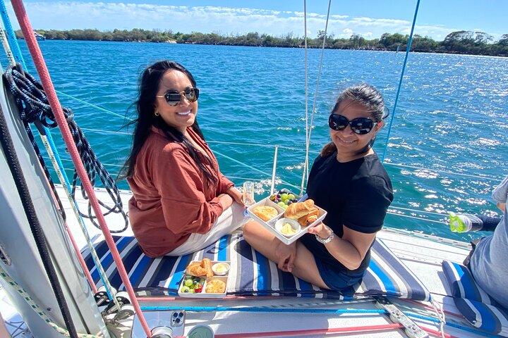 Gold Coast Frühstück Segeltörn mit Croissants & Sparkling