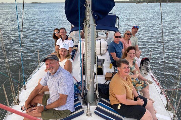 Gold Coast Private Sailing Charter com bebidas e placa de degustação