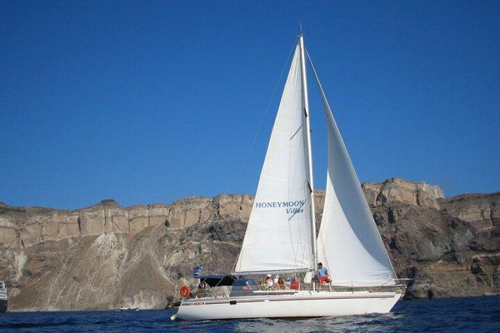 Santorini Oia: cruzeiro privado em iate à vela com refeições e bebidas