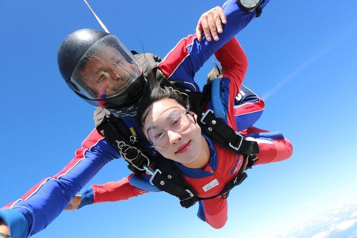 Tandem Fallskärmshoppning i Prag - Tandem Jump med transfer!