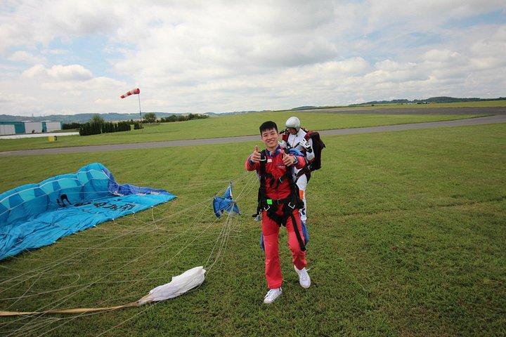 プラハのタンデムスカイダイビング-送迎付きタンデムジャンプ！