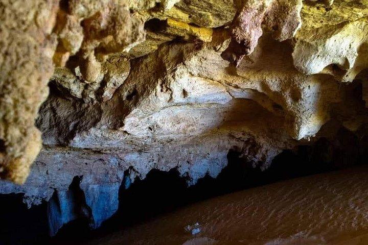 キャンプ・バハリヤ・オアシス泊白と黒の隠れ家的砂漠
