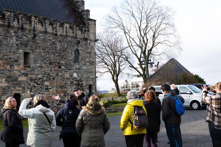 Tour a piedi a Bergen del passato e del presente