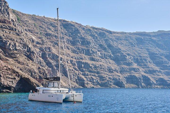 Santorini : Crucero en Catamarán para grupos pequeños con barbacoa Fish & Drinks