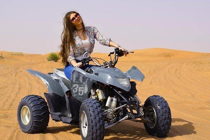 Safari mattutino nel deserto con quad