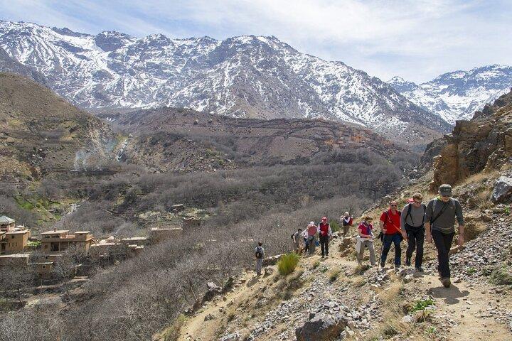 アトラス山脈のベルベル村とトゥブカル渓谷への 1 日旅行