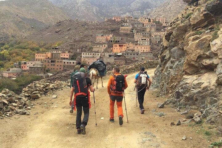 アトラス山脈のベルベル村とトゥブカル渓谷への 1 日旅行