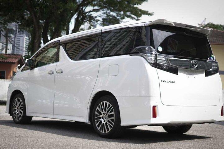 クアラルンプールのドライバー付き08時間プレミアム専用車レンタル