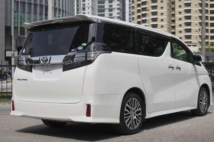 クアラルンプールのドライバー付き08時間プレミアム専用車レンタル
