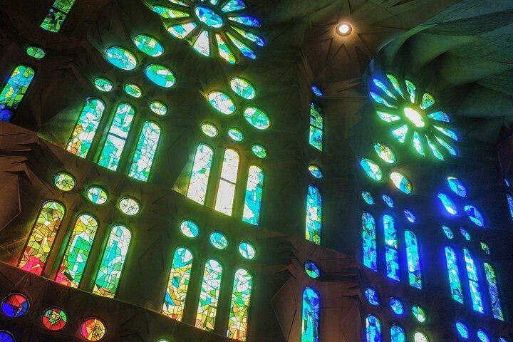 Basílica de la Sagrada Familia sin colas con guía privado