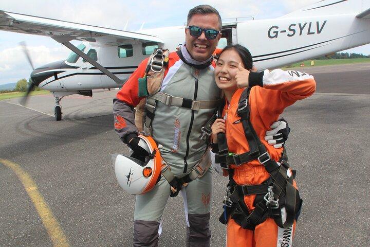 Tandem Fallskärmshoppning i Prag - Tandem Jump med transfer!