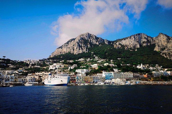 カプリ島：ラグジュアリーボートで島の美しさを発見