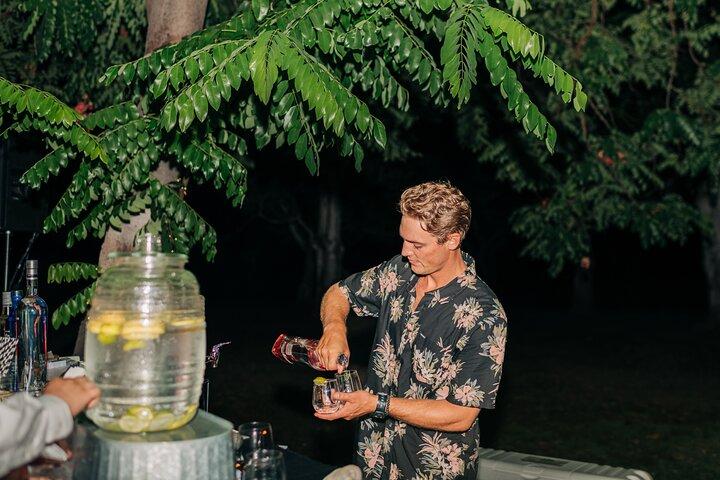 オアフ島のノースショアで楽しくさわやかなカクテルを作って飲む